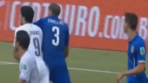 Укус Суареса. Суарес укусил Кьеллини