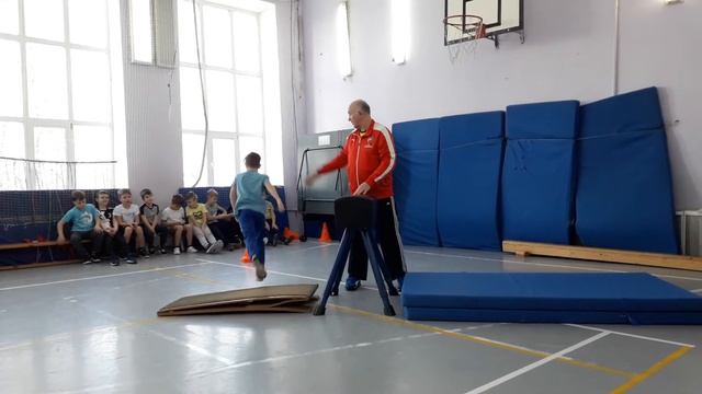 Опорный прыжок  ноги врозь--3 класс.
