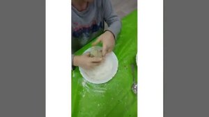 Дети готовят суп с цветными макаронами