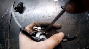 Сезонное обслуживание: замена тросов переключения передач на велосипеде.