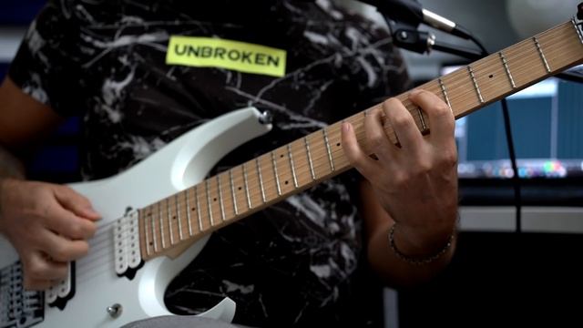 Надо ли опираться медиатором на соседнюю струну? смотреть онлайн