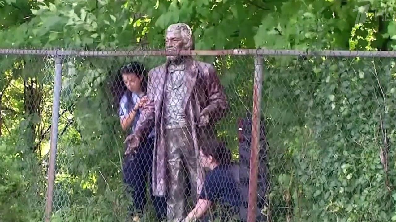 В США снесли памятник борцу за права темнокожих Фредерику Дугласу