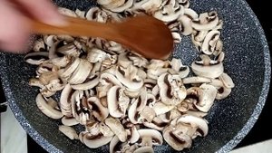 САЛАТ С КУРИЦЕЙ, ГРИБАМИ И СЫРОМ! Очень нежный и вкусный!/Salad with chicken and mushrooms!