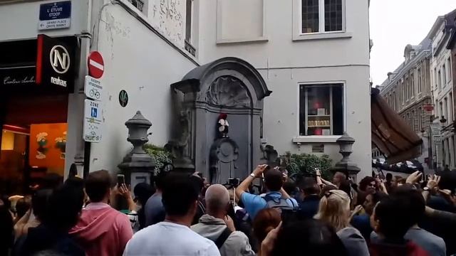Писающий мальчик Maneken pis Бельгия Брюссель