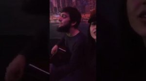 Чеченец играет на гитаре