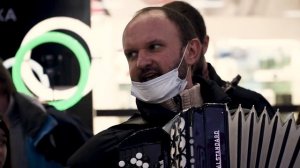 Внезапно В ТЦ хором поют Смуглянку