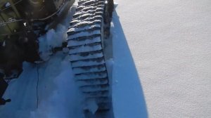 Снег в котором вязнет мотоблок на гусеницах
