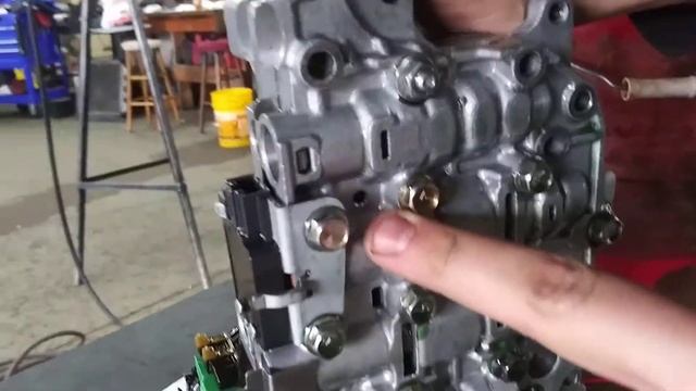 RE0F10A 2012 Nissan Altima installing the valve body смотреть онлайн