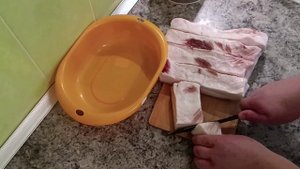 Поделюсь с вами одним из своих способов, как вкусно засолить сало. Засолите сало именно так!!!
