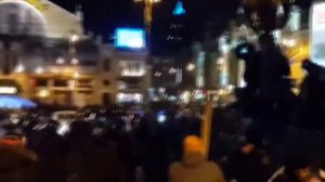 💥Украинцы в 2014 на Майдане обрабатывают ОМОН-Беркут🤪