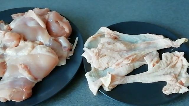 Румяные и ароматные куриные окорочка без косточек, запечённые в духовке.