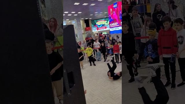 Break dance battle. Брейк-данс баттл