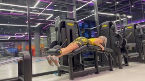 Сгибание ног в тренажере лежа на бицепс бедра, для женщин. Сгоняем апельсиновую корку с ног