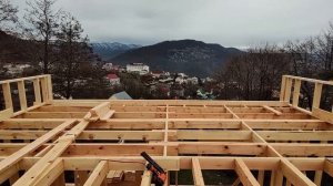 СТРОИТЕЛЬСТВО НА СКЛОНЕ - КАРКАСНЫЙ ДОМ ХАЙ-ТЕК НА УЧАСТКЕ С БОЛЬШИМ ПЕРЕПАДОМ