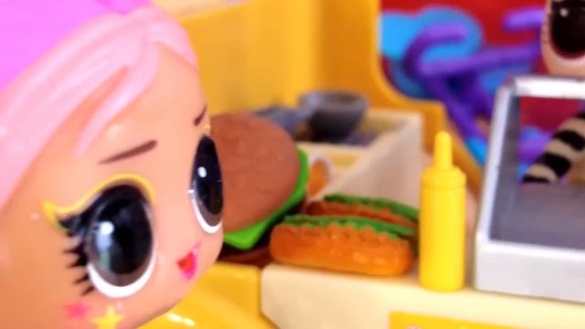 БУРГЕРЫ СЪЕЛИ В ТУАЛЕТ УЛЕТЕЛИ??ПОДДЕЛКА ОТКРЫЛА КАФЕ Куклы ЛОЛ сюрприз смешные мультики Даринелка смотреть онлайн