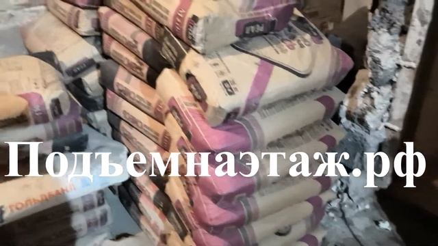 Разгрузка машины с ЦПС 150 (цементно-песчаная смесь) и подъем на этаж смотреть онлайн