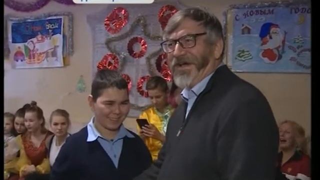 Воспитанники детских домов получают подарки в рамках проекта "Дети Приморья" смотреть онлайн