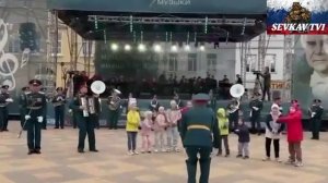 Ростов-на-Дону. Военный оркестр исполняет песню для детей
