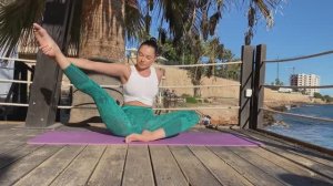 Растяжка всего тела на пляже - йога в реальном времени. Повторяй упражнения за мной