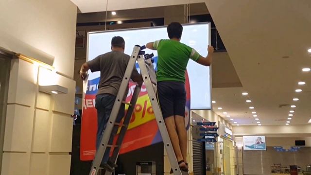 Замена изображения в тонкой рекламной световой панели смотреть онлайн