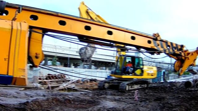 Подготовленный к транспортировке Bauer BG 22 H со сложенной мачтой смотреть онлайн