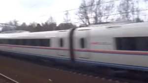 Сапсан проезжает мимо станции Левобережье