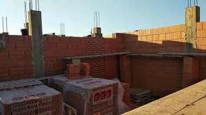 Купили вентиляционные шахты. Они будут скрытыми. Строим дом из теплой керамики. 11 рядов кирпича.