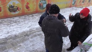 Люди, орловские блогеры Геннадий Горин, Дмитрий и Максим в городе Орле кушают сладости. Город Орёл