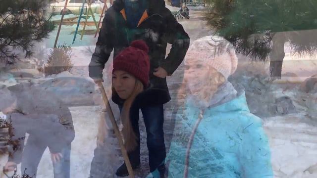 Отличный день для доброго дела!) Очисти свой двор от снега! смотреть онлайн