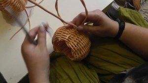 Подвес для декоративного гнездышка. Плетение из искусственного ротанга