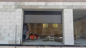 Установка секционных гаражных ворот "Алютех"