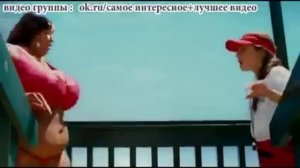 Толстая женщина на горке