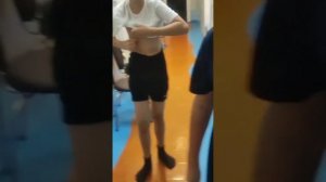 Школьники дерутся по время перемены