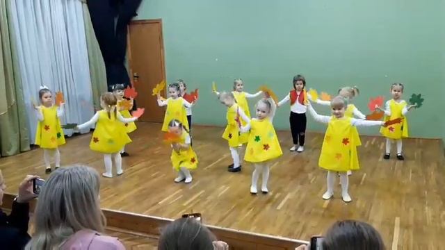 Ноябрь 2022 - первое выступление Насти. Танец с листиками. смотреть онлайн