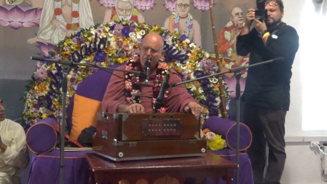Киртан ЕС Индрадьюмна Свами на Вьяса-пудже в СПб. 11.05.2019 смотреть онлайн