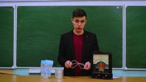 Как добыть электрический ток из воды? / Делаем гальванический элемент / Опыт в домашних условиях