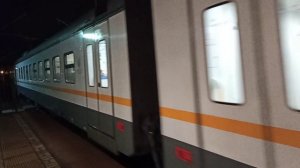 Электропоезд в сторону Москвы и незаметный проезд Аэроэкспресс из Москвы в Шереметьево