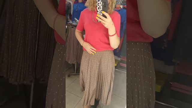 Плиссированная юбка длины миди в последние годы не покидает списки главных модных трендов