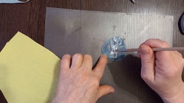 Простая брошь из искусственной кожи.