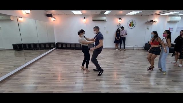 Caliente Dance Studio Singapore Bachata demo to Caramelo - DJ Tronky & Marco Puma смотреть онлайн