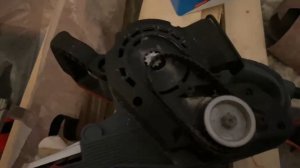 Ленточная шлифмашинка Graphite как разобрать и почистить, если пылевой мешок не наполняется.