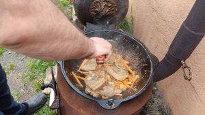 Грудинка с картошкой и грибами в казане на костре