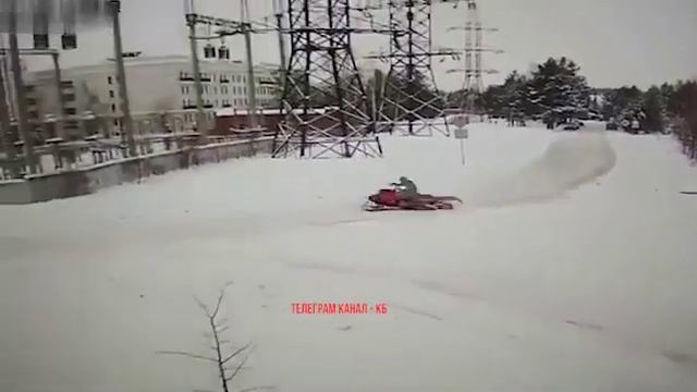 Дрифтер из Новосибирска, не вписался в поворот на снегоходе и заработал: - черепно-мозговую травму смотреть онлайн