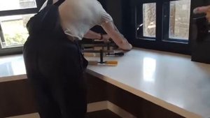 монтаж подоконника-столешницы из камня