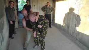 Извлечение ножа во время атаки противника с контратакой. В.Н.Крючков.mp4