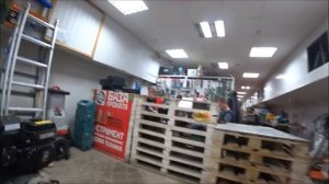 Наружняя отделка балкона профлистом на высоте.Отказались от объекта.Остекление балкона.