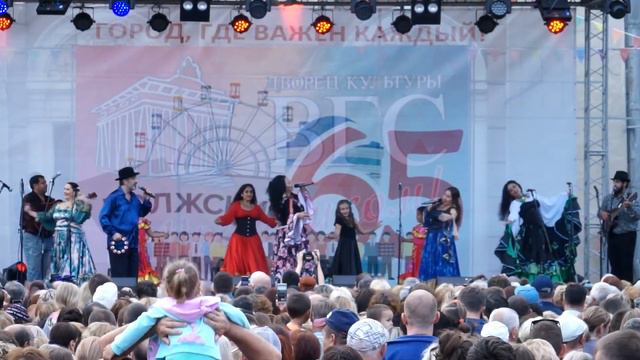 Поздравление #любимогогородаВолжский с 65 летием от #цыганскогоансамбляромалэ солистка Елена Зайко смотреть онлайн