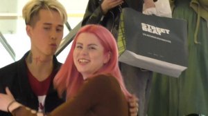 ПРАНК: ХОЧУ ЦЕЛОВАТЬСЯ НА ЭСКАЛАТОРЕ. Реакция Девушек