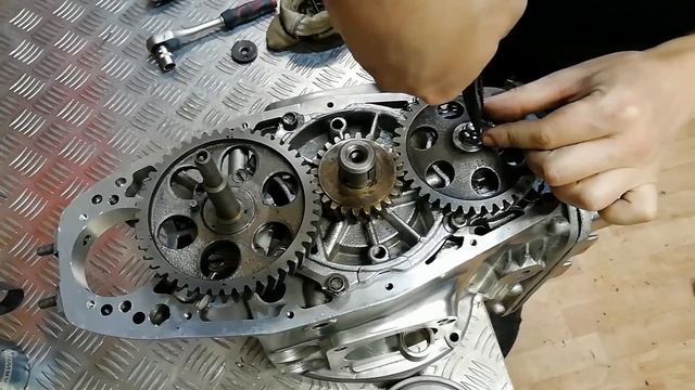 ГЕНЕРАТОР 700 ВАТТ ОТ ТРАКТОРА и установка передней крышки на Днепра #КастомДнепр: 14 серия смотреть онлайн