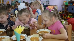 Нам клубничное варенье поднимает настроенье... Вместо щей и манной каши будем есть его всегда!